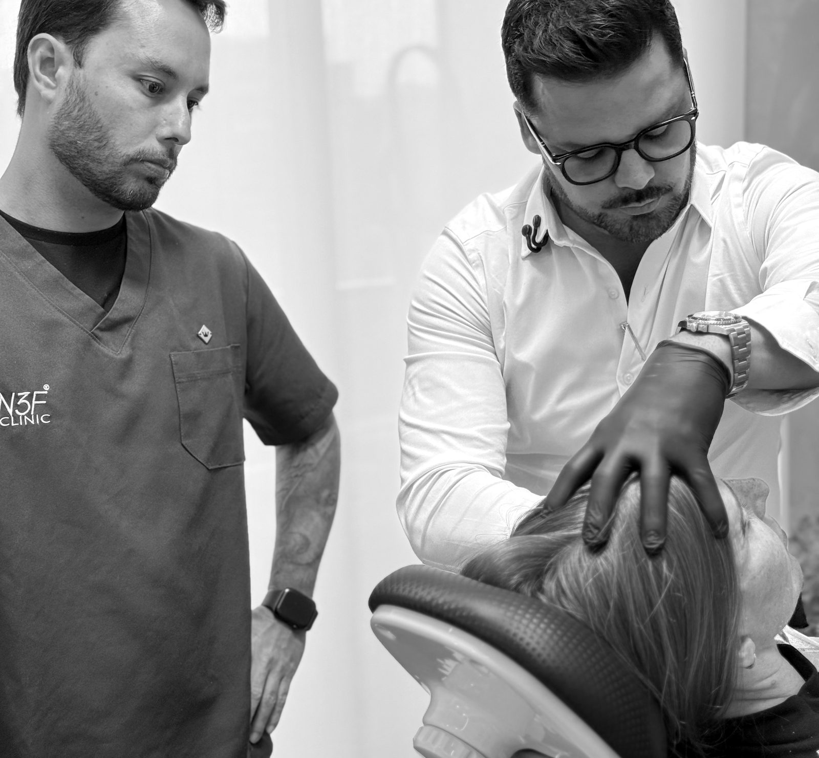 Avaliação facial na N3F Clinic, com dois profissionais examinando a paciente