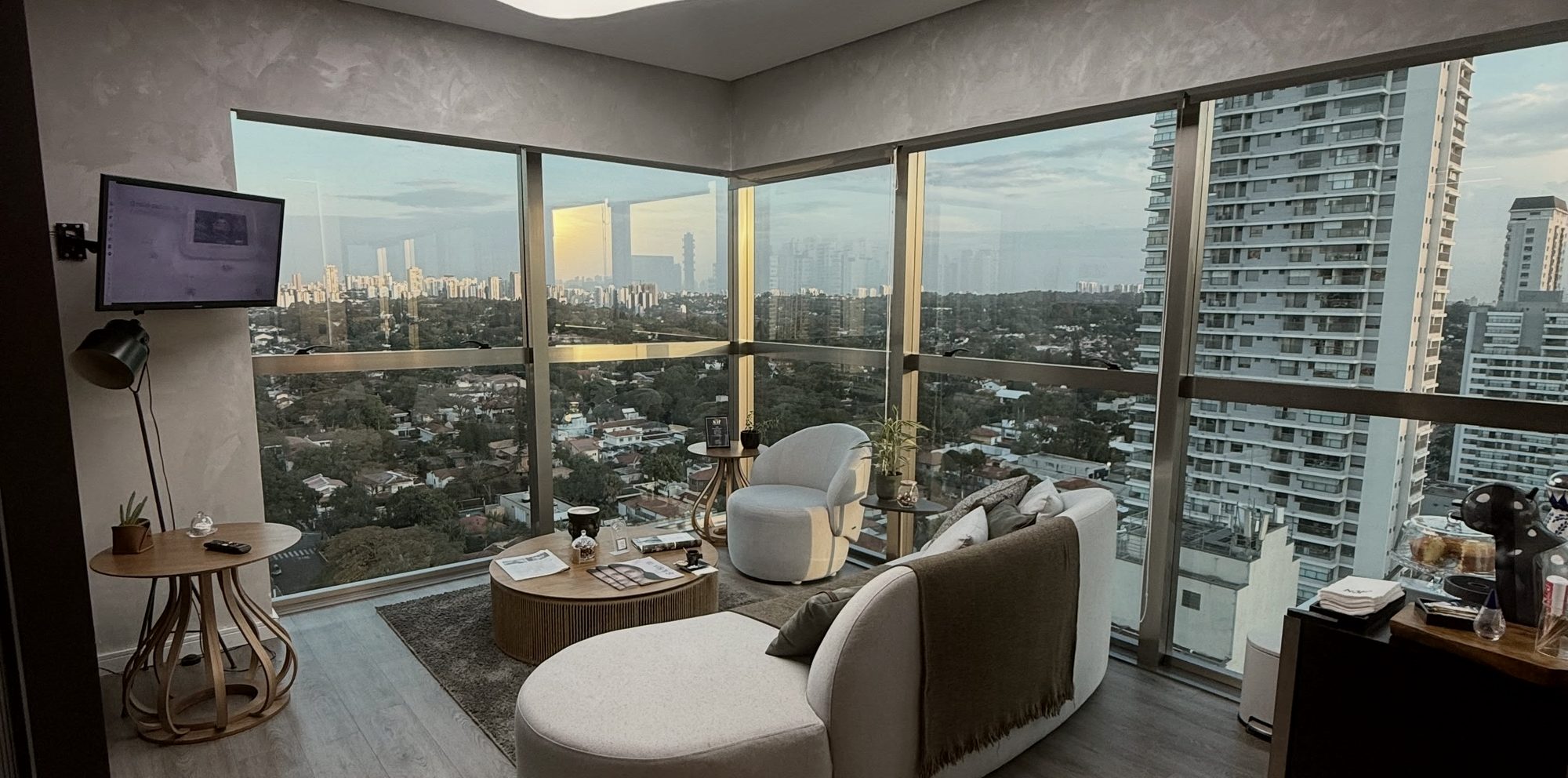 Sala de espera da N3F Clinic com a vista do Brooklin